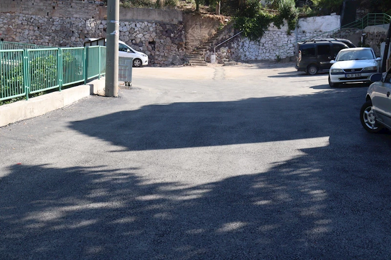 İZMİT BELEDİYESİ YENİDOĞAN’DA 1500 METRELİK YOLU YENİLEDİ
