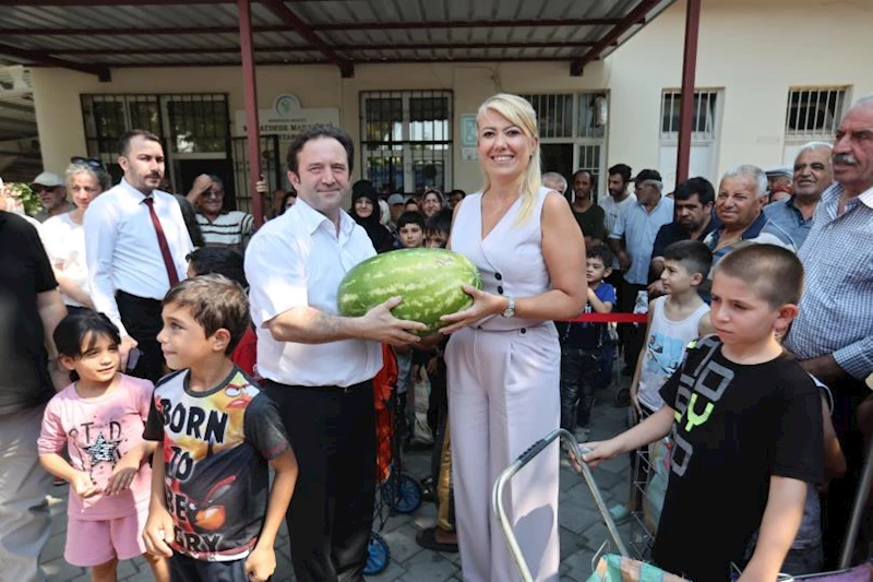 Merkezefendi Belediyesi ve Acıpayam Belediyesi Vatandaşa Taze Karpuz Dağıttı