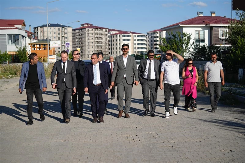 Belediye Başkanımız Prof. Dr. Ötüken Senger Kilit Parke  Onarım Çalışmalarını Yerinde İnceledi