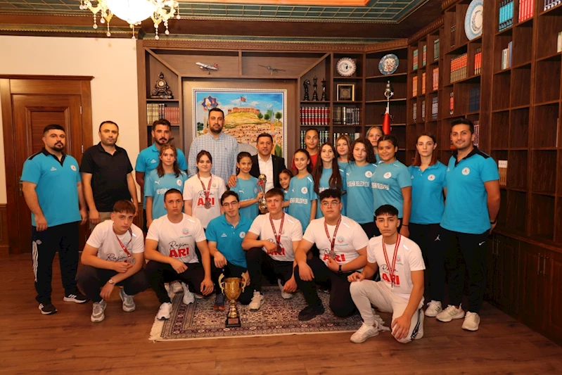Başkan Arı Başarılı Sporcuları Ödüllendirdi