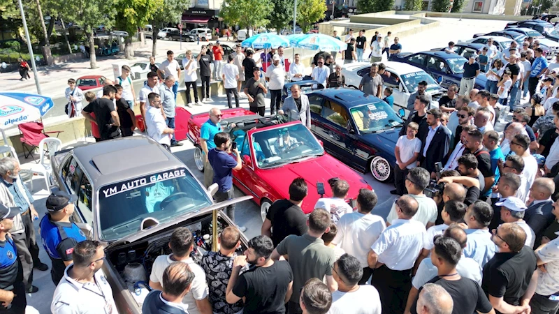 Modifiyeli ve Klasik Araçlar Meydana Çıktı