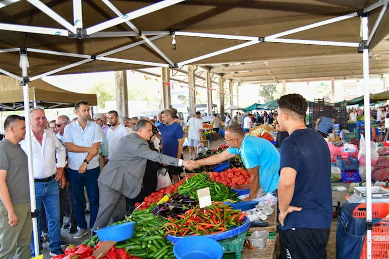BAŞKAN BALABAN MURADİYE PAZARYERİ’NDE ESNAF ZİYARETİ YAPTI