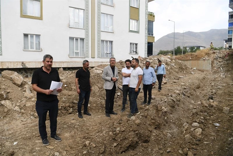 EŞ BAŞKAN SÖYLEMEZ DAHA ÖNCE ÇÖKEN PERDE DUVARIN YENİDEN YAPIM ÇALIŞMALARINI YERİNDE İNCELEDİ