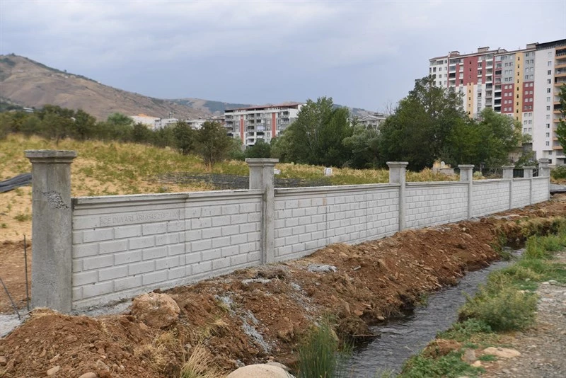 EŞ BAŞKAN SÖYLEMEZ, MEZARLIKLARIN İHATA DUVARI YENİLEME ÇALIŞMALARINI İNCELEDİ
