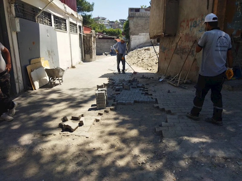 KAYABAŞI MAHALLESİ`NDE PARKE TADİLAT ÇALIŞMALARI TÜM HIZIYLA DEVAM EDİYOR