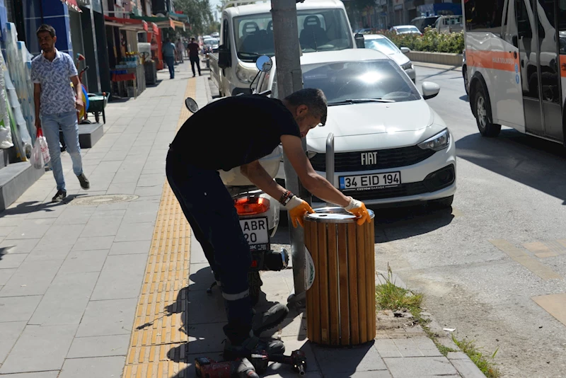 -BOZÜYÜK’TE ANA CADDE ÜZERİNDEKİ ÇÖP KOVALARI YENİLENDİ