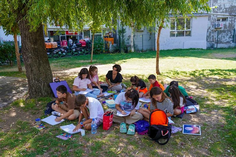 TASARIM ATÖLYESİYLE ÇİZİM YAPMAYI ÖĞRENİYORLAR