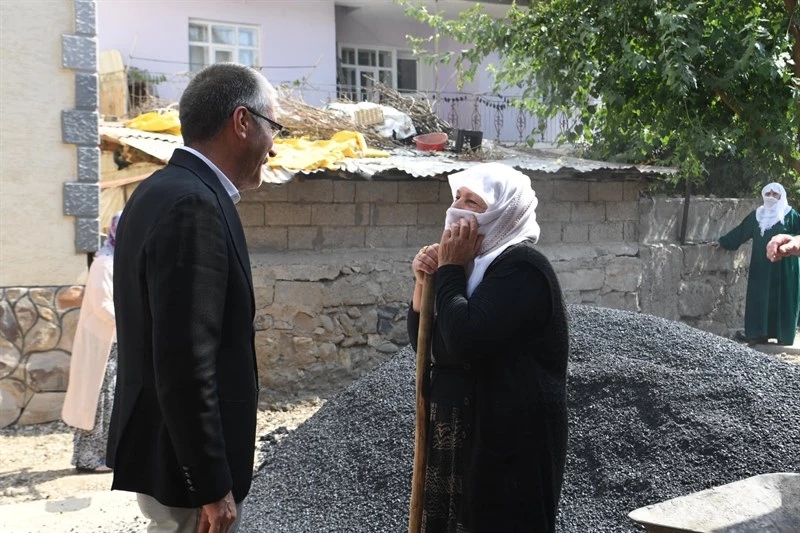 EŞ BAŞAKAN SÖYLEMEZ YOL ÇALIŞMASI YAPAN EMEKÇİLERİ ZİYARET ETTİ.
