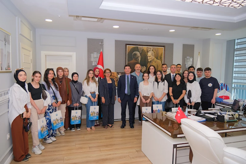 Başkan Kaya, YKS’yi kazanan öğrencileri makamında ağırladı