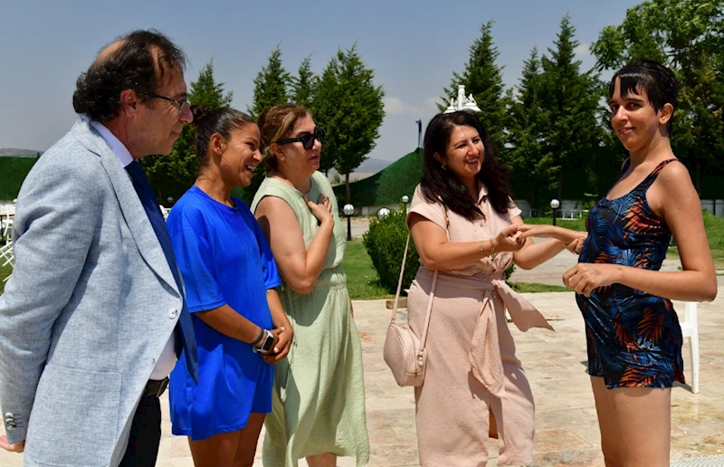 YUNUSEMRE’DEN ÖZEL ÖĞRENCİLERE YÜZME KURSU