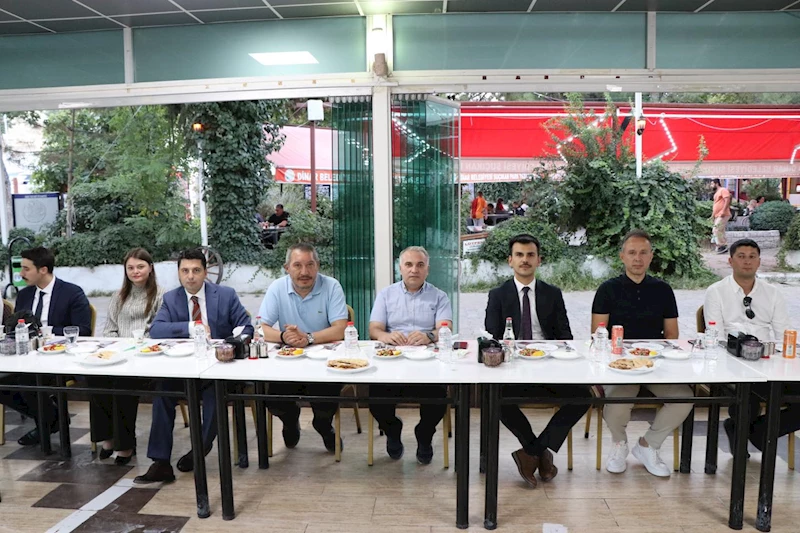 Belediye Başkanımız Veysel Topçu İlçe Protokülüyle Veda Yemeğinde Bir Araya Geldi