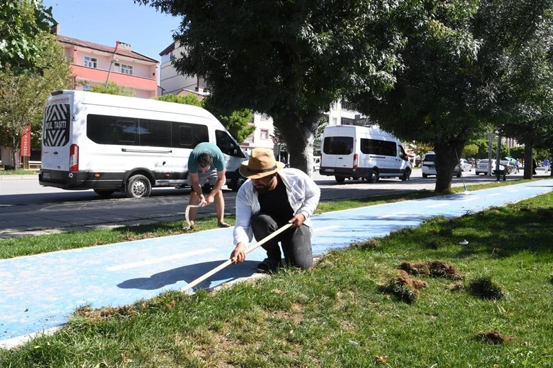 İSTASYON CADDESİ ÜZERİNDE BULUNAN BİSİKLET YOLLARI YENİLENİYOR.