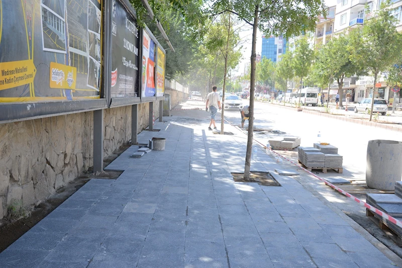 KIRŞEHİR BELEDİYESİ, YOL VE KALDIRIM ÇALIŞMALARINI ARA VERMEDEN SÜRDÜRÜYOR