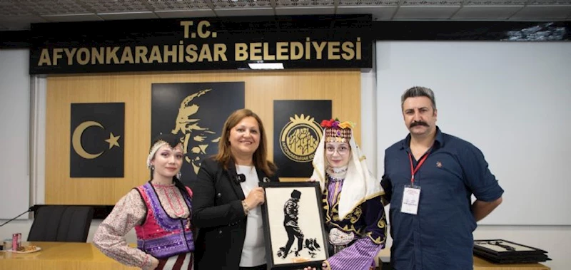 BAŞKANIMIZ BURCU KÖKSAL ULUSLARARASI HALKOYUNLARI EKİPLERİNİ AĞIRLADI