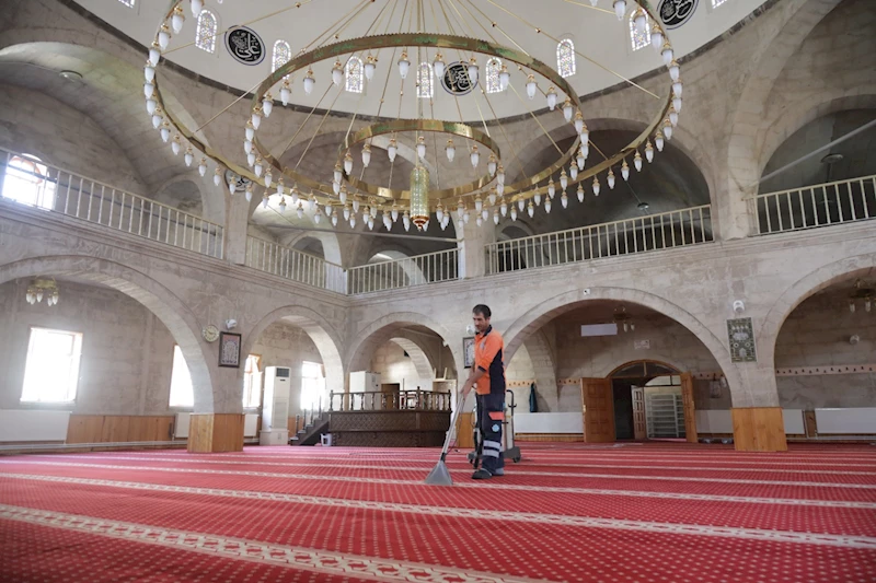 AKSARAY BELEDİYESİ’NİN CAMİLERDEKİ TEMİZLİK VE DEZENFEKTE ÇALIŞMALARI VATANDAŞLARDAN TAM NOT ALIYOR