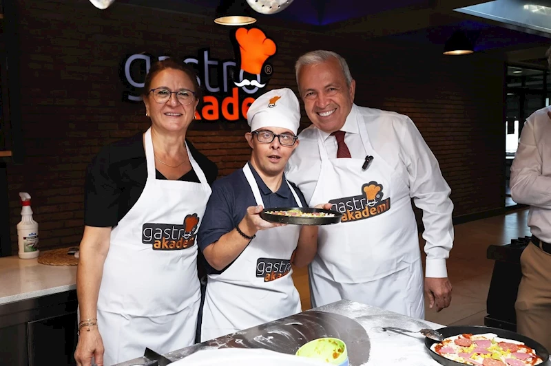 Başkan Şadi Özdemir özel çocuklarla pizza yaptı