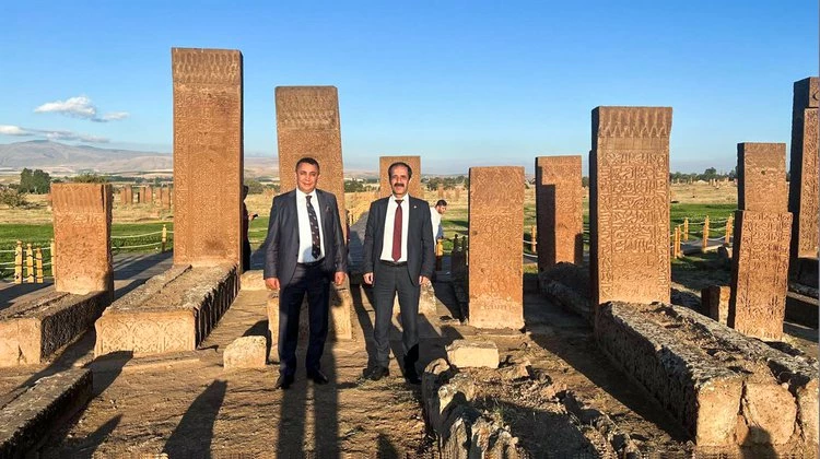 BAŞKANIMIZ, AHLAT SELÇUKLU MEZARLIĞI’NI ZİYARET ETTİ