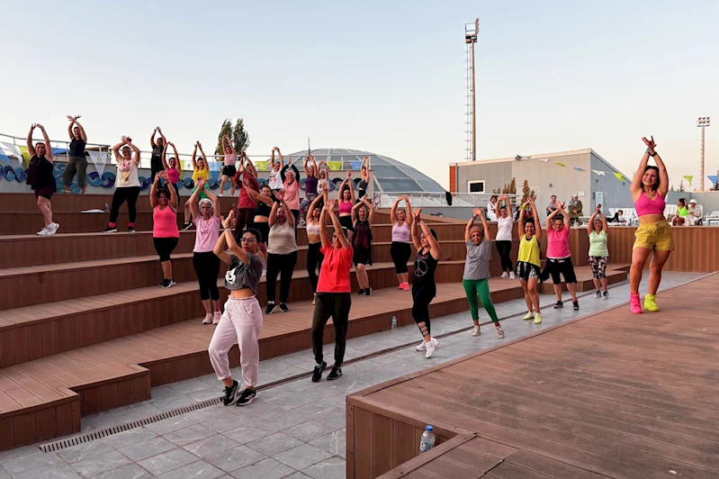 YAZ AYLARINDA DANS FİT İLE SPOR YAPTILAR