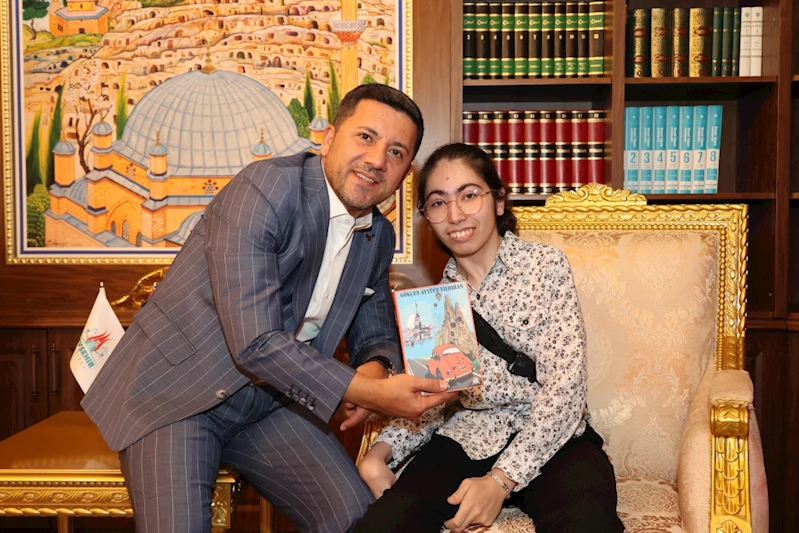 Epilepsi Hastası Genç Kız Kitabının İlk Baskısını Başkan Arı’ya Hediye Etti