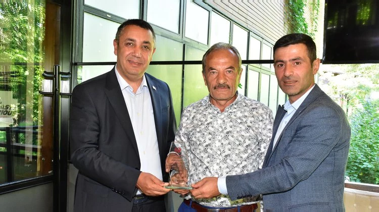 BAŞKANIMIZ, HÜSEYİN ÇELİK’E HİZMETLERİNDEN ÖTÜRÜ PLAKET TAKDİM ETTİ