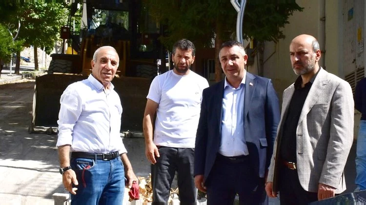 BAŞKANIMIZ, KARAER MAHALLEMİZDE,  PARKE YENİLEME ÇALIŞMALARINI YERİNDE İNCELEDİ