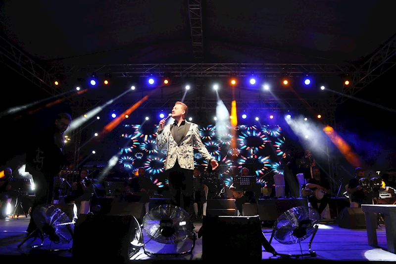 HEMŞEHRİ DERNEKLERİ FESTİVALİ’NDE İHSAN GÜVENÇ RÜZGARI ESTİ