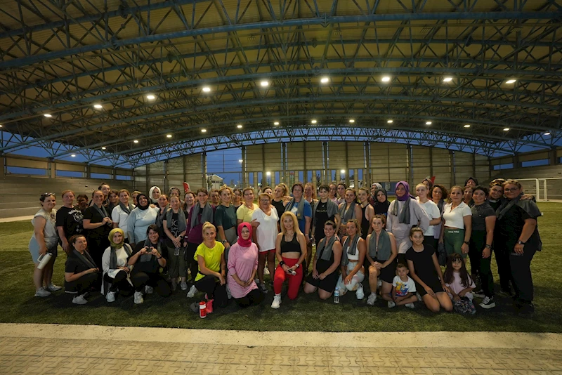 Kadınlar, Büyükşehir’in kurslarında Zumba yapıyor