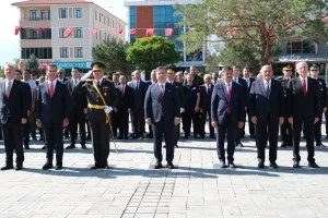 30 Ağustos Zafer Bayramı’nın 102. Yılında Erzincan’da Atatürk Anıtına Çelenkler sunuldu.