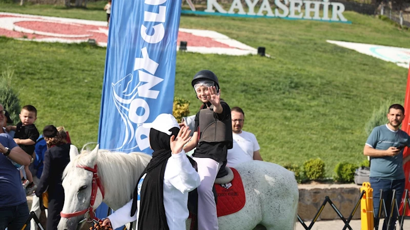 Çocuklar Kayaşehir’de ‘Pony’ Atlarına Bindi