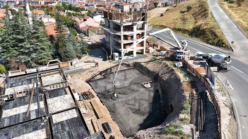 KARAPINAR’DA TOKİ’NİN YILLARDIR YAPAMADIĞINI KAZIM KURT YAPIYOR