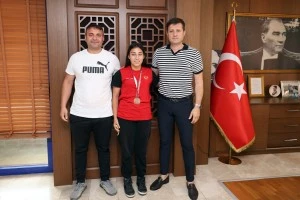 TÜRKİYE 3.’SÜ GÜREŞÇİMİZDEN BAŞKANIMIZ AKAY’A ZİYARET