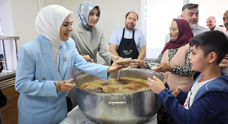 Aile ve Sosyal Hizmetler Bakanımız Göktaş, Alevi vatandaşlarla bir araya geldi, aşure dağıttı