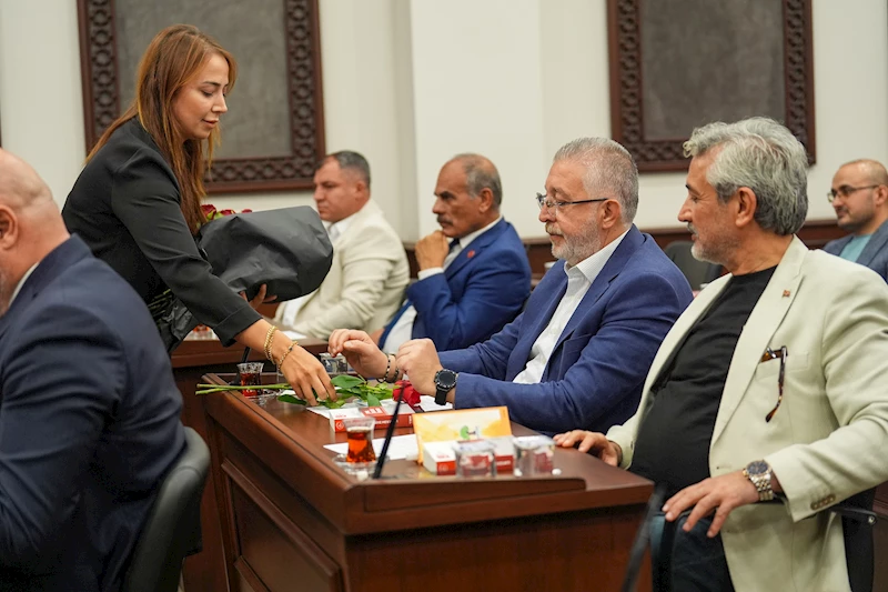 BAŞKAN YILMAZ, PROVOKASYON GİRİŞİMİNE GÜL İLE YANIT VERDİ