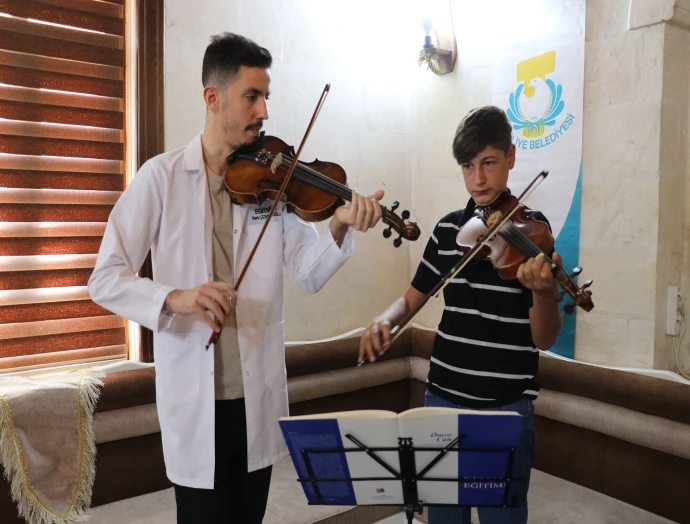 KÜLTÜR VE SANAT EVİ İLE GENÇLER YENİ HOBİLER KAZANIYOR