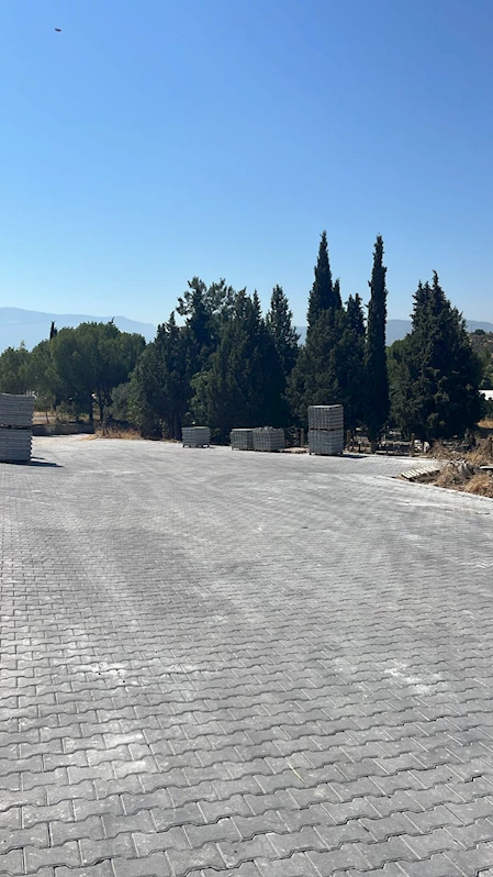 YUNUSEMRE’DEN BAĞYOLU’NA PARKE TAŞI HİZMETİ