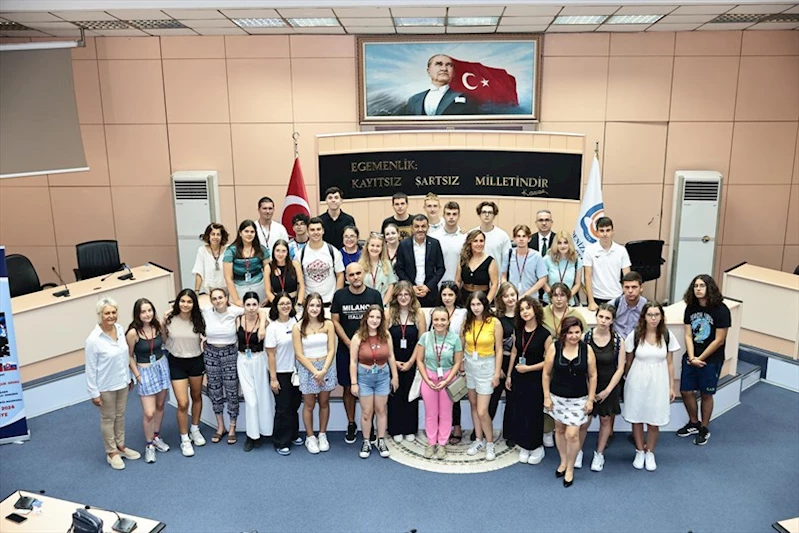 Başkan Çavuşoğlu dünya gençleri ile buluştu