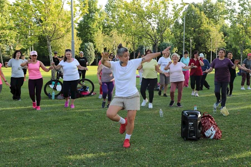 ODUNPAZARI’NDA KADINLAR PARKLARDA SPORA BÜYÜK İLGİ GÖSTERİYOR