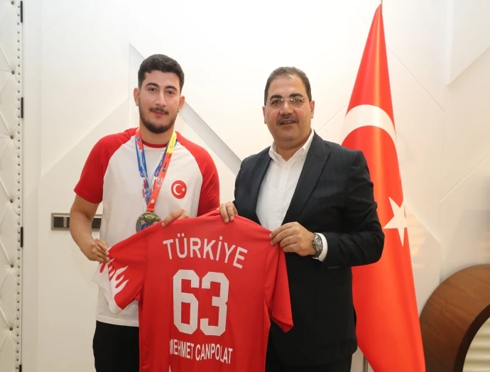 BAŞKAN CANPOLAT, DÜNYA ŞAMPİYONU GENÇ SPORCUYU TEBRİK ETTİ