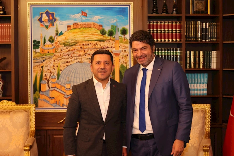 Ünlü Şarkıcı Hakan Taşıyan