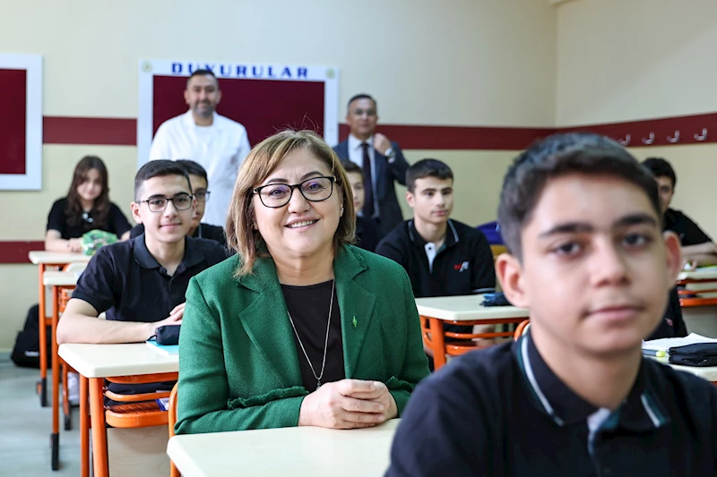 BAŞKAN ŞAHİN’DEN OKULUN İLK GÜNÜ ÖĞRETMEN VE ÖĞRENCİLERE İNDİRİM MÜJDESİ