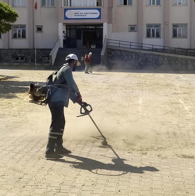 OKUL BAHÇELERİNDE TEMİZLİK ÇALIŞMALARI YAPILDI