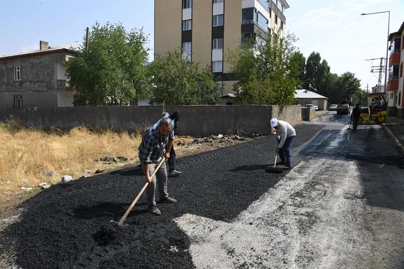 KARŞIYAKA MAHALLESİNDE ASFALT ÇALIŞMALARI BAŞLADI.