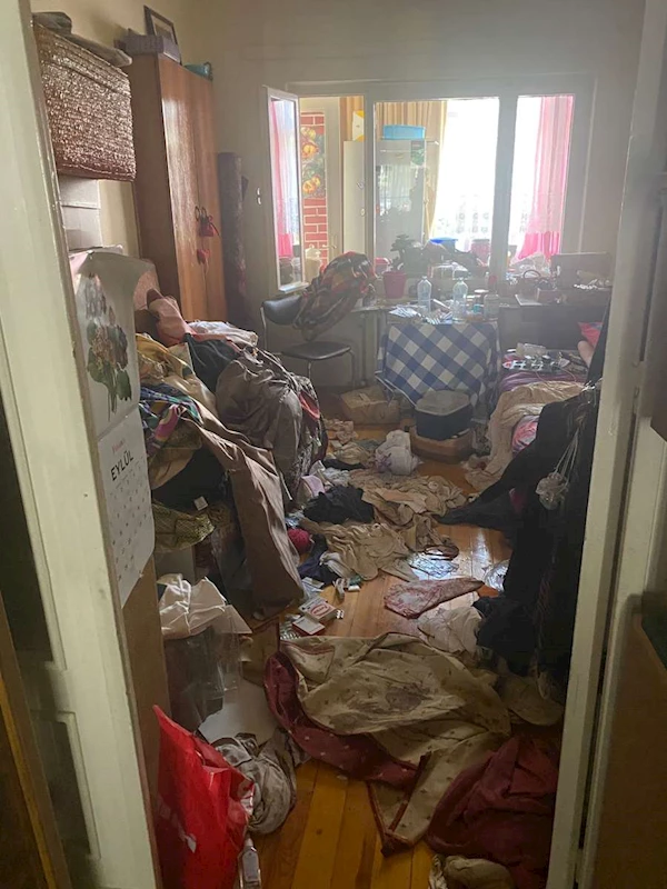 ÇÖP EVİ TEMİZLEYEREK YAŞANABİLİR HALE GETİRDİLER
