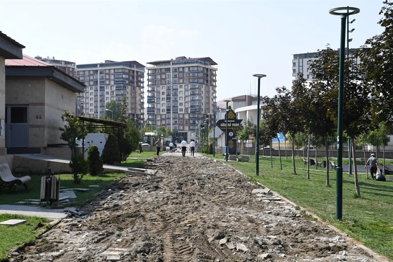 GÖLETLİ PARKTA DAHA GÜZEL BİR ÇEVRE İÇİN HUMMALI ÇALIŞMA