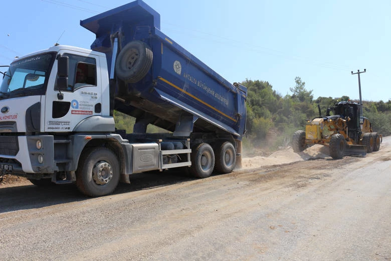 Büyükşehir’den Serik Aşağıoba Mahallesi’nde asfalt çalışması