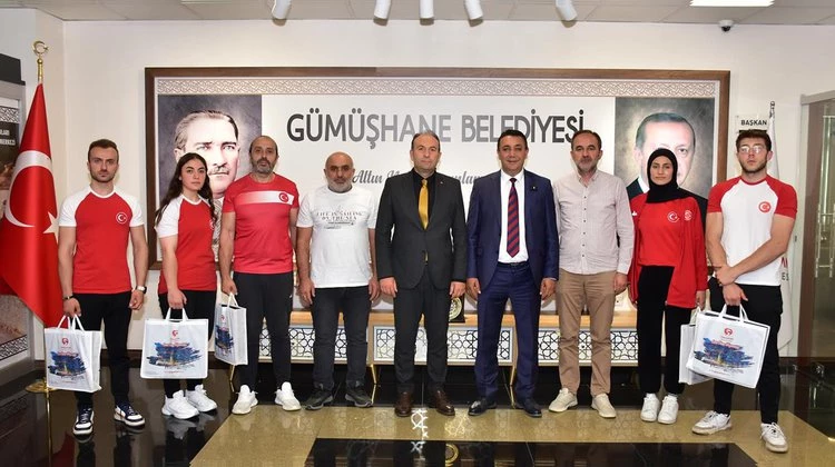 BAŞKANIMIZ, BİLEK GÜREŞİ SPORCULARIMIZI VE ANTRENÖRÜMÜZÜ TEBRİK ETTİ