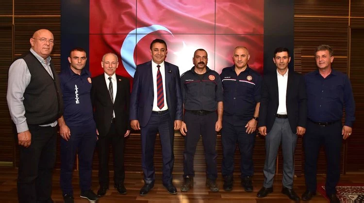 BAŞKANIMIZ, ŞANLI BAYRAĞIMIZI HARŞİT ÇAYI’NDAN ÇIKARAN İTFAİYE PERSONELLERİMİZİ MAKAMINDA AĞIRLADI