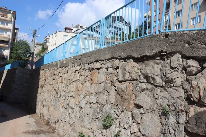 İZMİT BELEDİYESİ ZABITAN’DA GÜVENLİĞİ SAĞLAYAN YENİ DUVARI TAMAMLADI