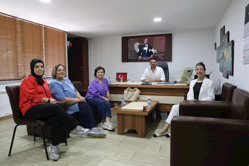 İZMİT BELEDİYESİ CHP MECLİS ÜYELERİNDEN OKULLARA YENİ DÖNEM İÇİN HAYIRLI OLSUN ZİYARETİ