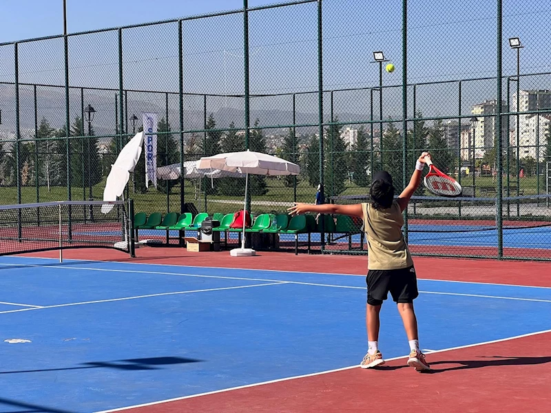 Kayseri Büyükşehir, 12 Yaş Hafta Sonu Tenis Turnuvası’na Ev Sahipliği Yapıyor